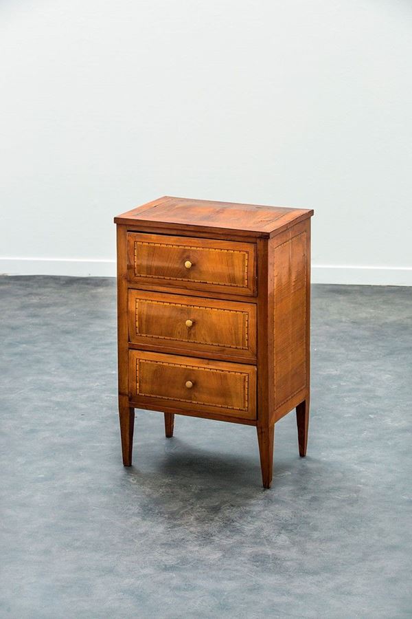 Mobiletto a tre cassetti lastr  - Asta Antiquariato - Incanto Casa d'Aste e Galleria