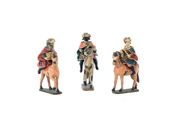 Tre sculture in legno laccato 