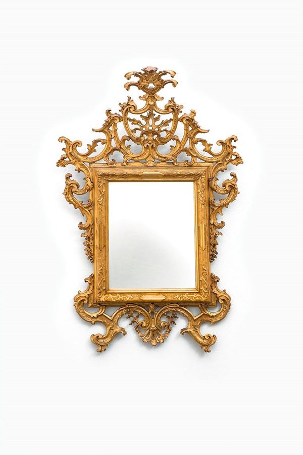 Specchiera con cornice e fregi