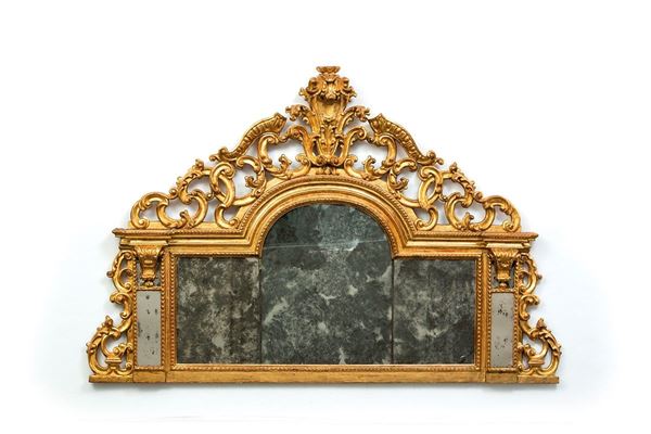 Caminiera con cornice e fregi 