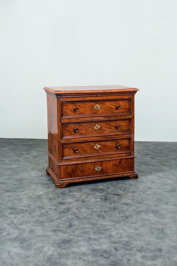 Com&#242; lastronato in noce, front  - Asta Antiquariato - Incanto Casa d'Aste e Galleria