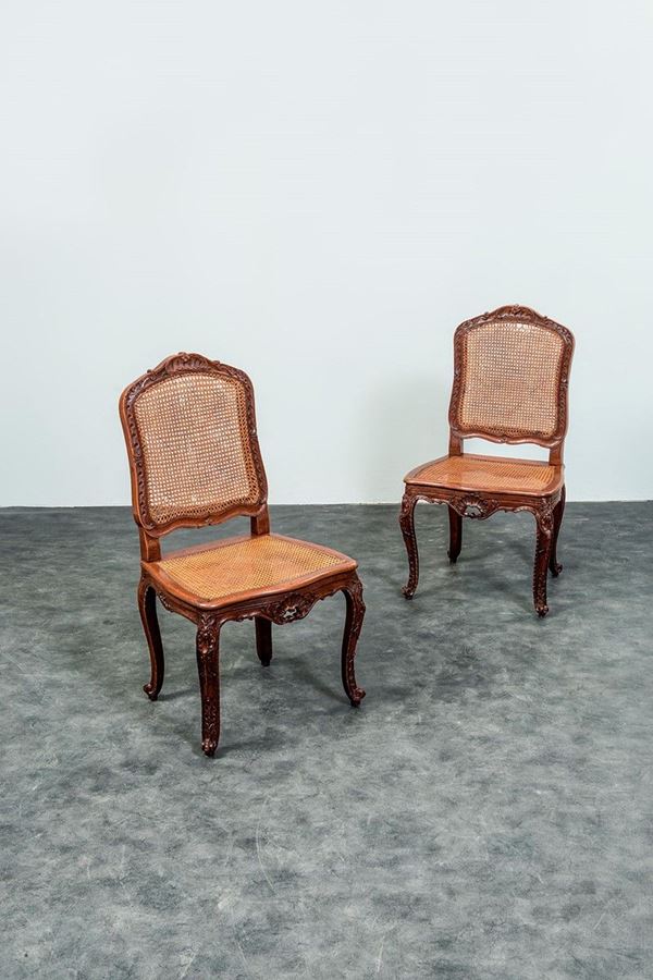 Coppia di sedie in noce scolpi  - Auction Antiquariato - Incanto Casa d'Aste e Galleria
