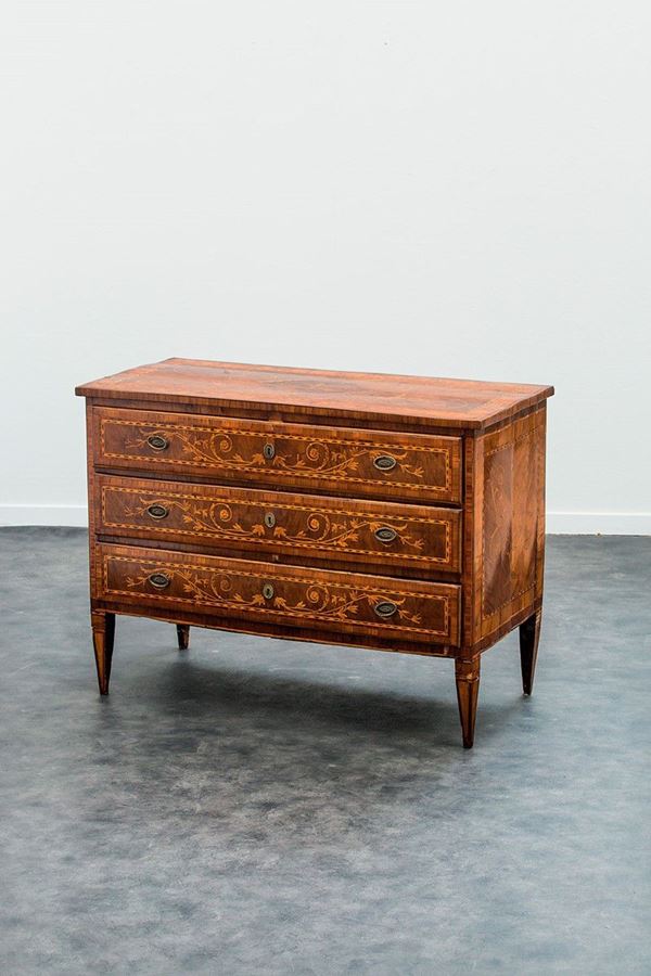 Com&#242; a tre cassetti impiallacc  - Auction Antiquariato - Incanto Casa d'Aste e Galleria
