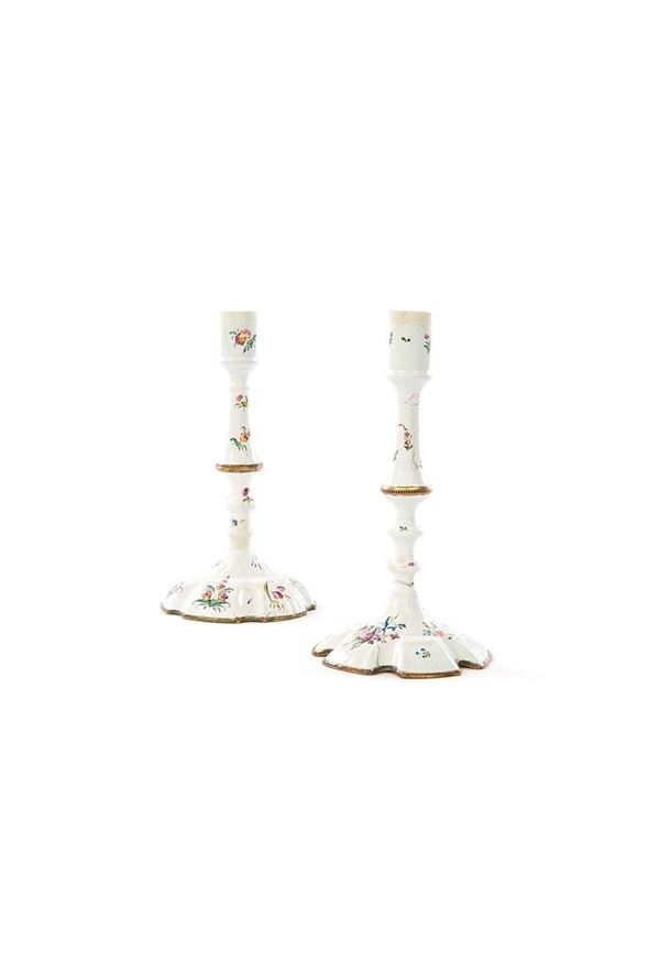 Due candelieri in rame smaltat  - Auction Antiquariato - Incanto Casa d'Aste e Galleria