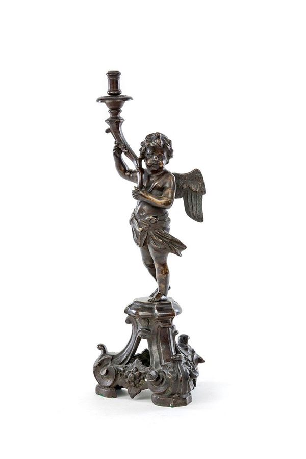 Putto alato reggi candela in b
