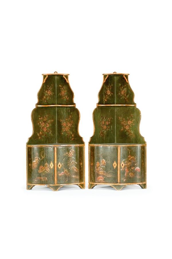 Coppia di cantonali pensili in  - Auction Antiquariato - Incanto Casa d'Aste e Galleria