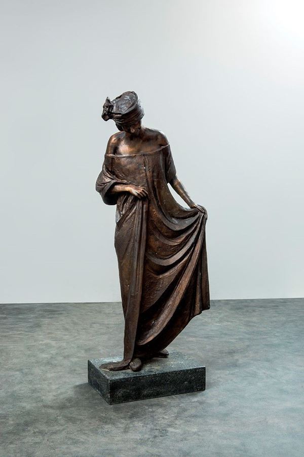 Figura femminile in bronzo pat