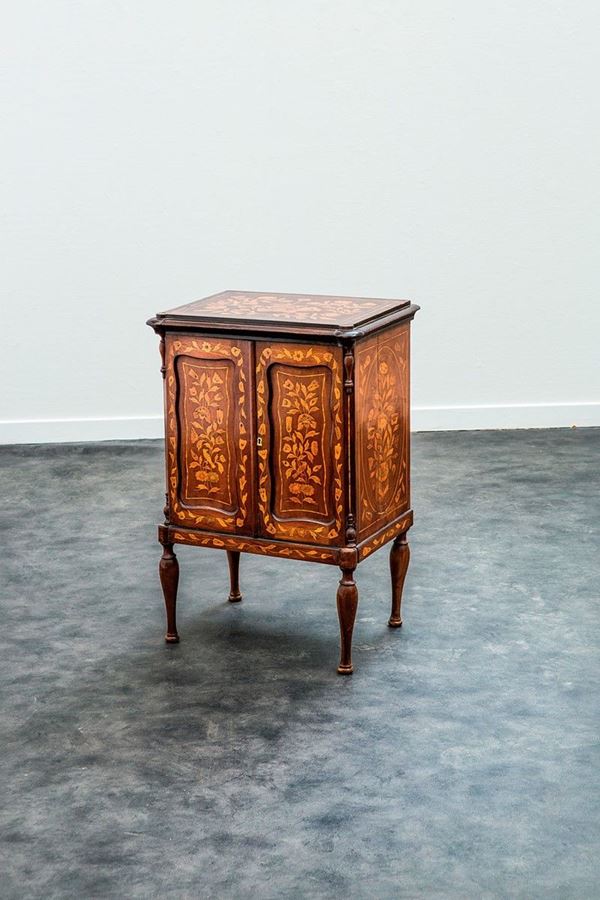 Comodino a due ante impiallacc  - Asta Antiquariato - Incanto Casa d'Aste e Galleria