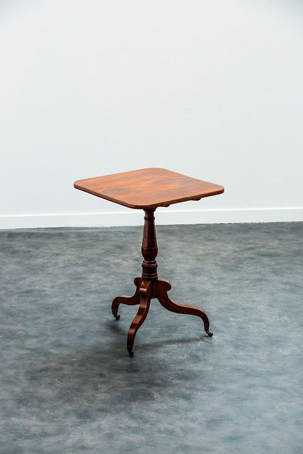 Piccolo tavolino di forma quad  - Auction Antiquariato - Incanto Casa d'Aste e Galleria