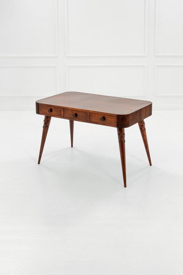 Osvaldo Borsani (attr.) : Scrittoio
Legno di castagno.
  - Auction Design - Incanto Casa d'Aste e Galleria