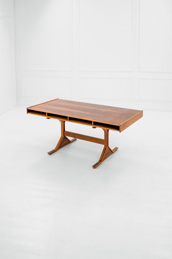 Gianfranco Frattini : Scrivania
Legno lamellare cur  - Auction Design - Incanto Casa d'Aste e Galleria