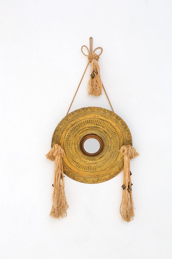 Carlo Bugatti : Portafoto
Ottone sbalzato, ve  - Asta The Beat of Design - Incanto Casa d'Aste e Galleria