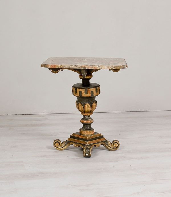 Otto sedie in legno scolpito e