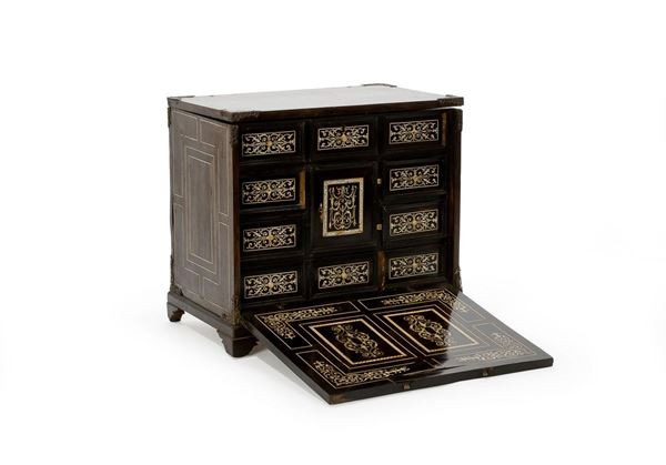 Com&#242; a tre cassetti impiallacc  - Asta Antiquariato - Incanto Casa d'Aste e Galleria