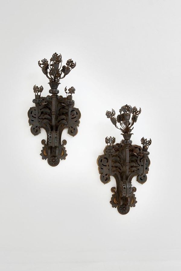Alessandro Mazzucotelli (attr.a) : Due grandi lampade da parete
  - Auction Design - Incanto Casa d'Aste e Galleria