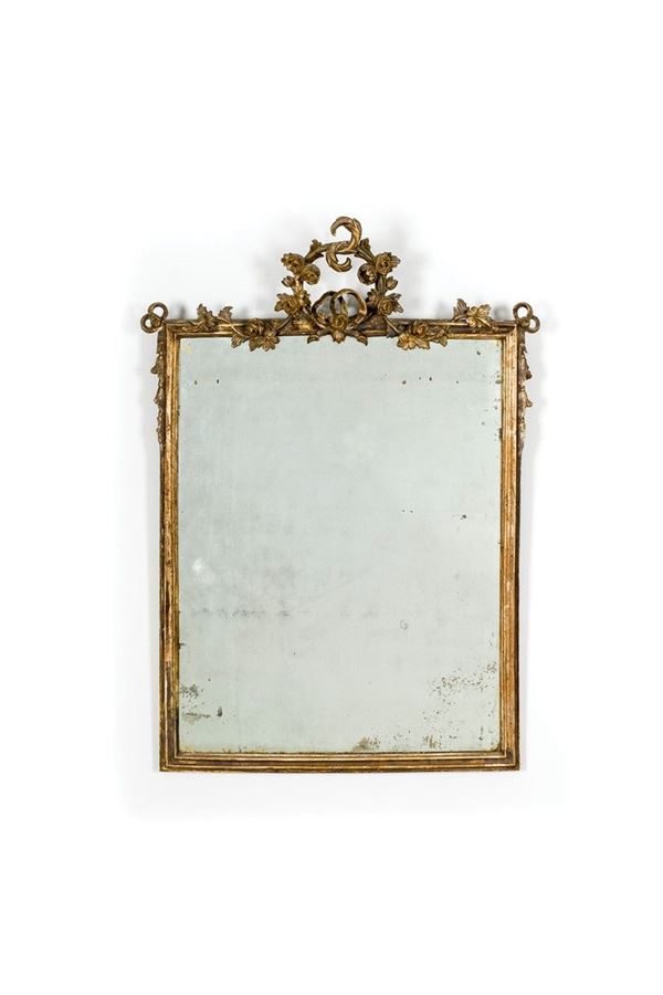 Specchiera con cornice e fregi
