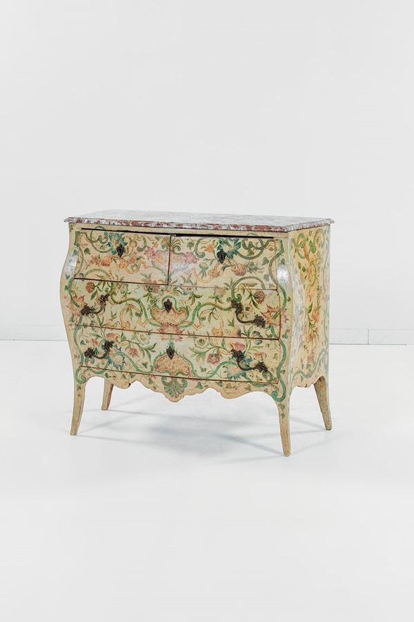 Com&#242; di forma mossa in legno l  - Asta Antiquariato - Incanto Casa d'Aste e Galleria