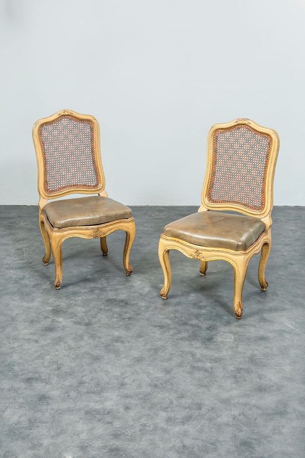 Sei sedie in noce, fascia scol  - Auction Antiquariato - Incanto Casa d'Aste e Galleria