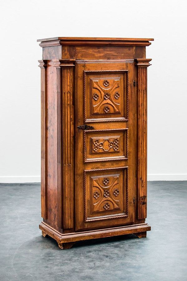 Armadio in noce ad uno sportel  - Asta Antiquariato - Incanto Casa d'Aste e Galleria