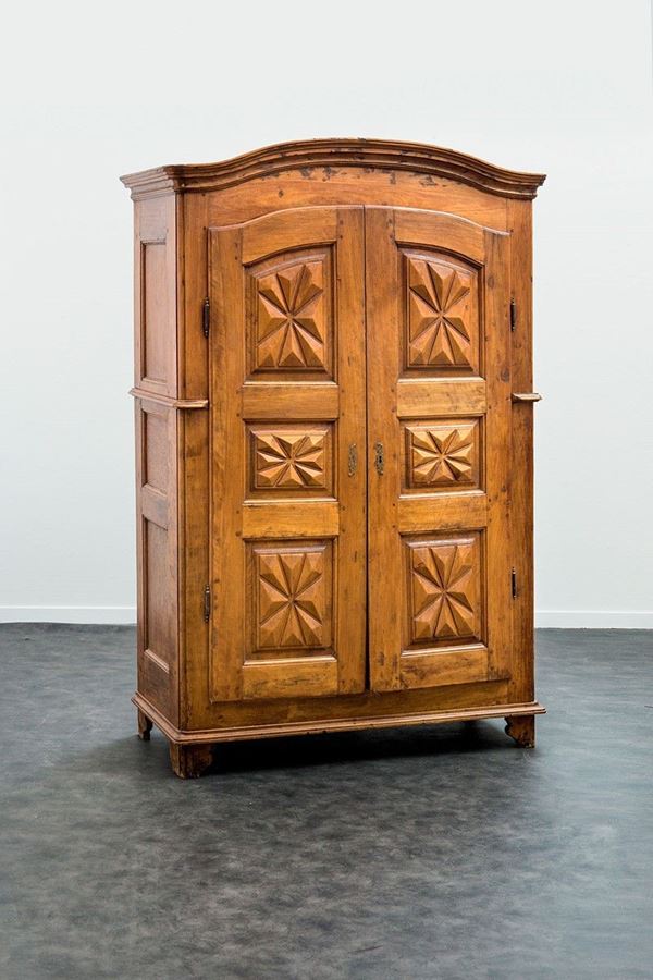 Armadio in noce a due ante con  - Auction Antiquariato - Incanto Casa d'Aste e Galleria