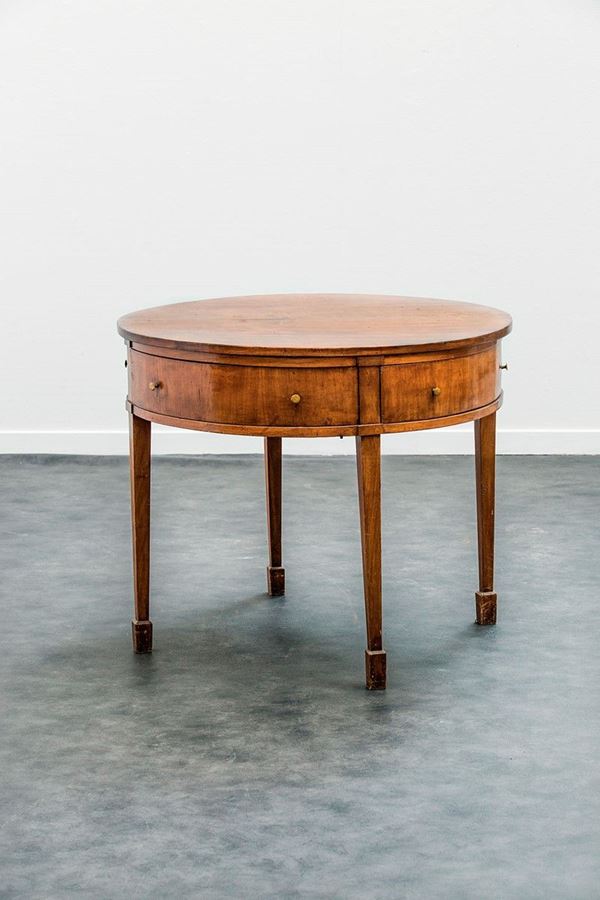 Tavolo rotondo in noce, casset  - Asta Antiquariato - Incanto Casa d'Aste e Galleria