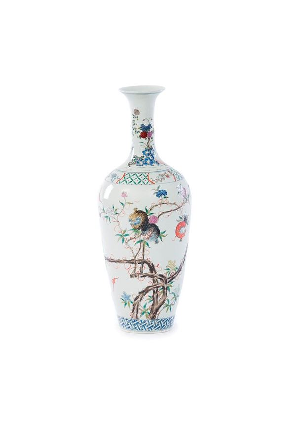 Vaso in porcellana decorata in