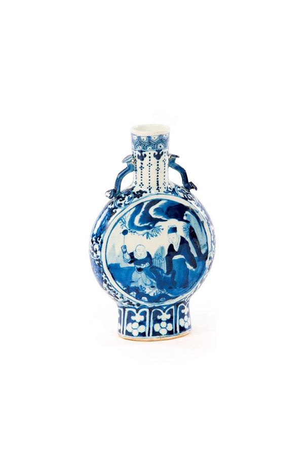 Fiasca in porcellana dipinta i  - Auction Antiquariato - Incanto Casa d'Aste e Galleria