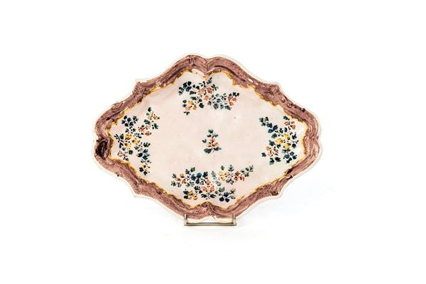 Piatto in maiolica di forma ov