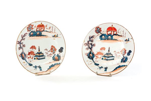 Coppia di piatti in maiolica d