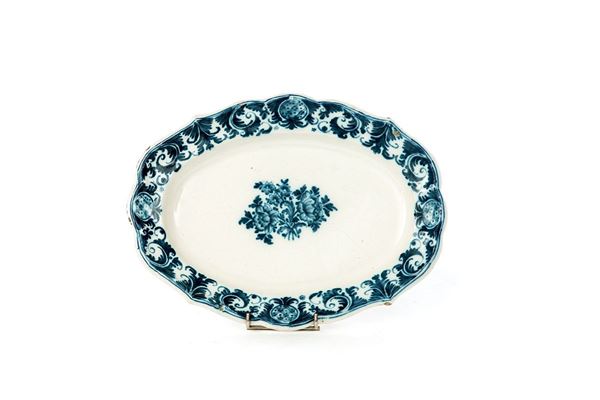Piatto in maiolica di forma ov