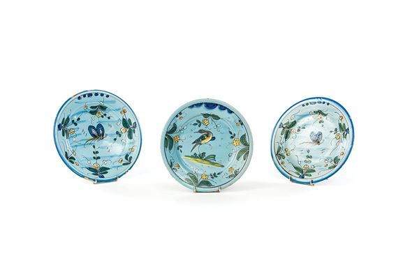 Tre piatti in maiolica dipinta