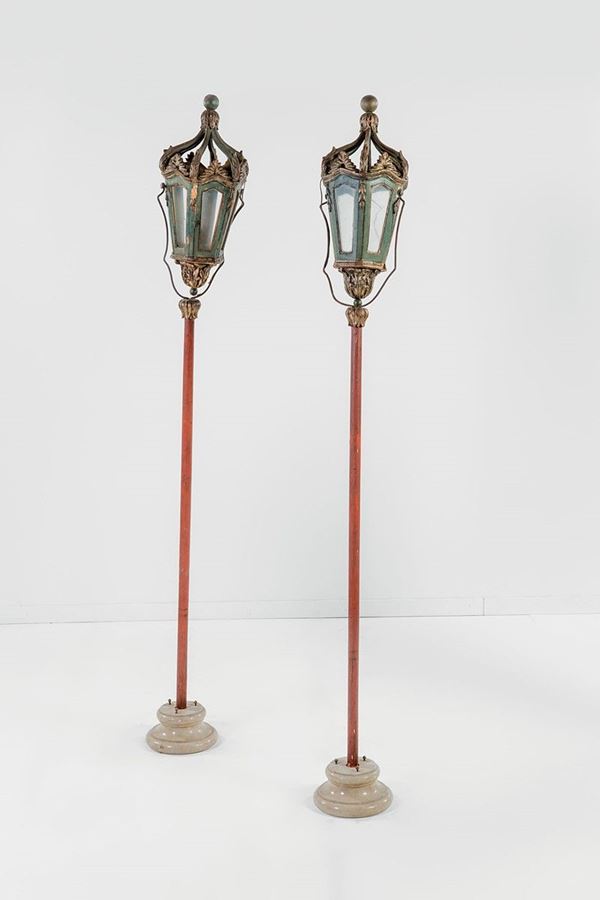 Coppia di lanterne in legno sc  - Auction Antiquariato - Incanto Casa d'Aste e Galleria
