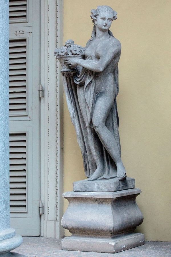 Statua in arenaria raffigurant