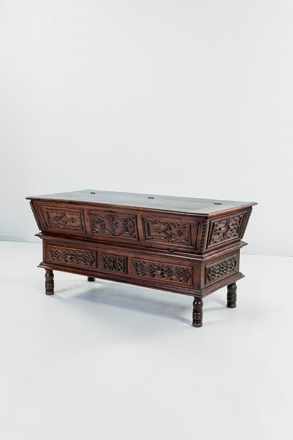 Madia in noce scolpito a motiv  - Asta Antiquariato - Incanto Casa d'Aste e Galleria