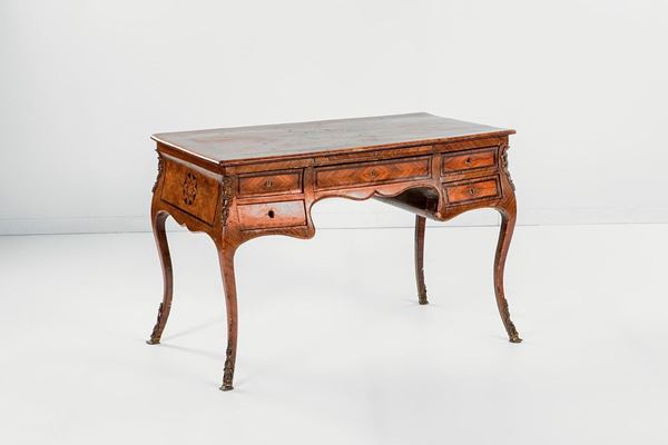 Scrivania da centro lastronata  - Asta Antiquariato - Incanto Casa d'Aste e Galleria