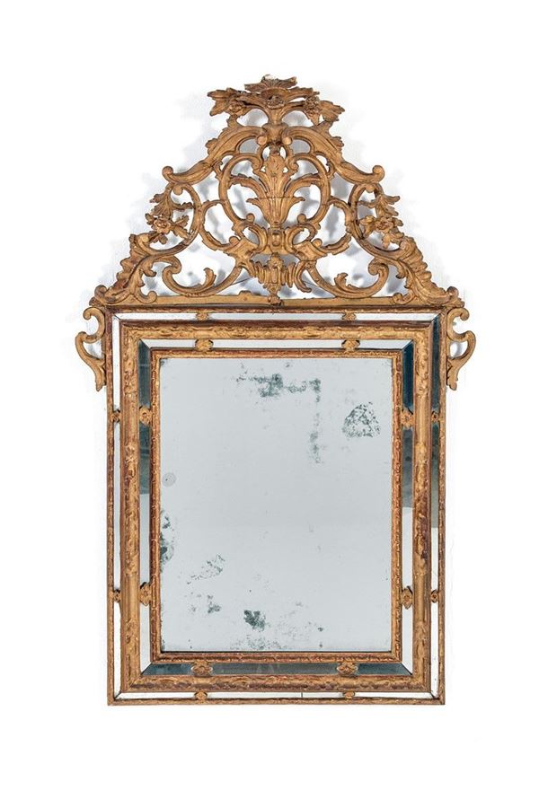 Specchiera in legno dorato e s