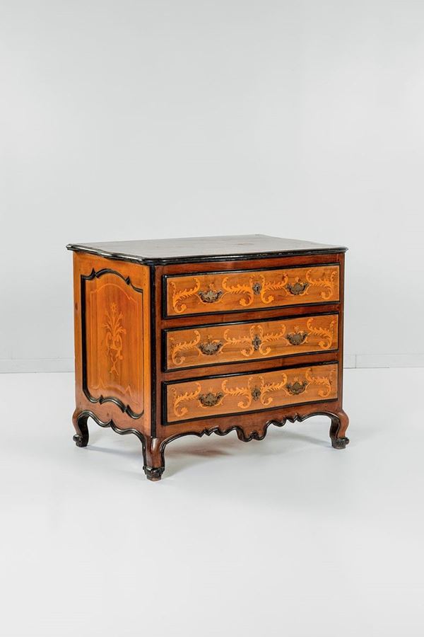 Com&#242; in noce intarsiato a moti  - Asta Antiquariato - Incanto Casa d'Aste e Galleria