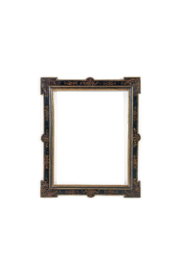 Cornice in legno laccato nero,