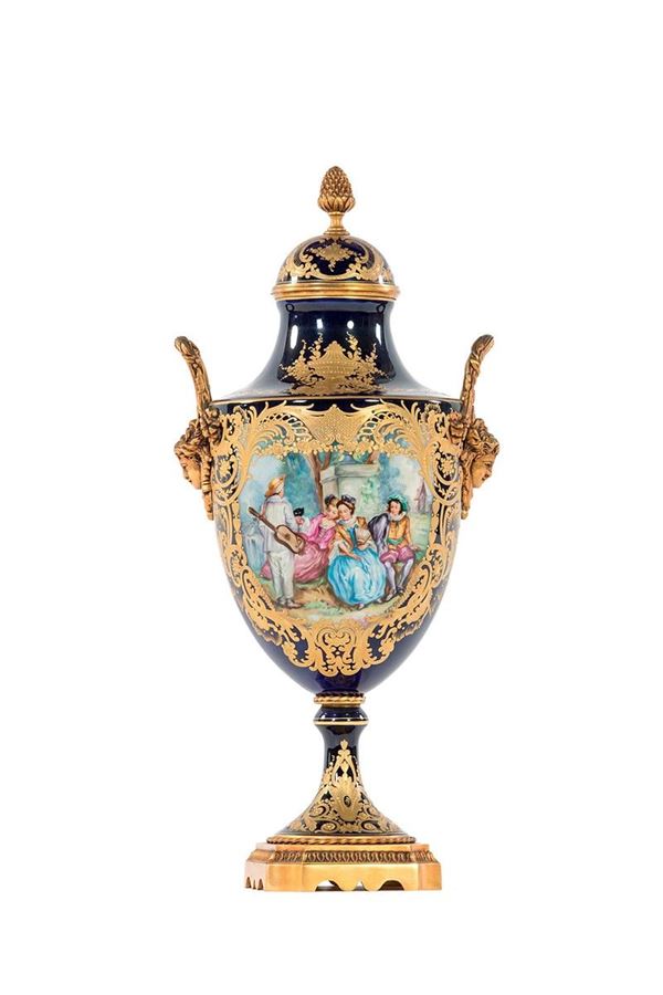 Vaso in porcellana a fondo blu  - Asta Antiquariato - Incanto Casa d'Aste e Galleria