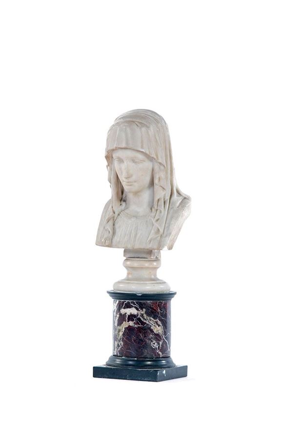 Busto di una vestale in marmo 