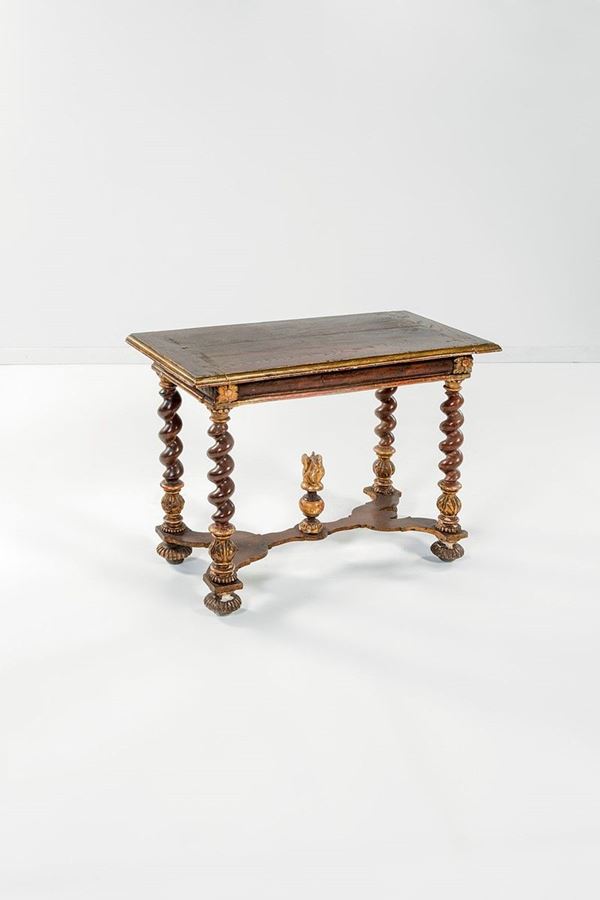 Tavolino in noce, gambe tornit  - Asta Antiquariato - Incanto Casa d'Aste e Galleria