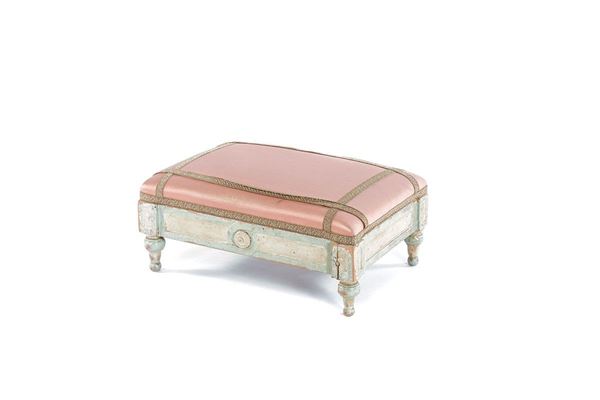 Poggiapiedi in legno laccato a  - Asta Antiquariato - Incanto Casa d'Aste e Galleria