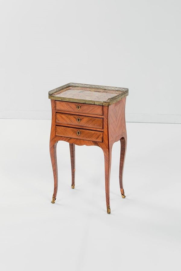Comodino da centro di forma mo  - Auction Antiquariato - Incanto Casa d'Aste e Galleria