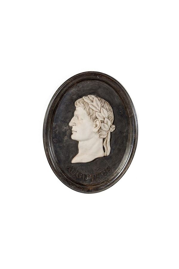 Due medaglioni in marmo raffig  - Auction Antiquariato - Incanto Casa d'Aste e Galleria