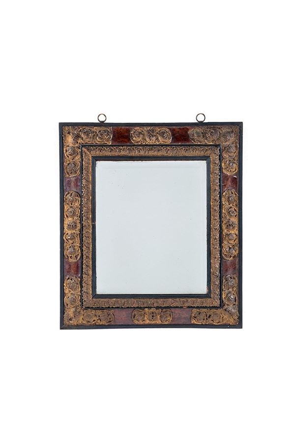 Specchiera con cornice dorata 