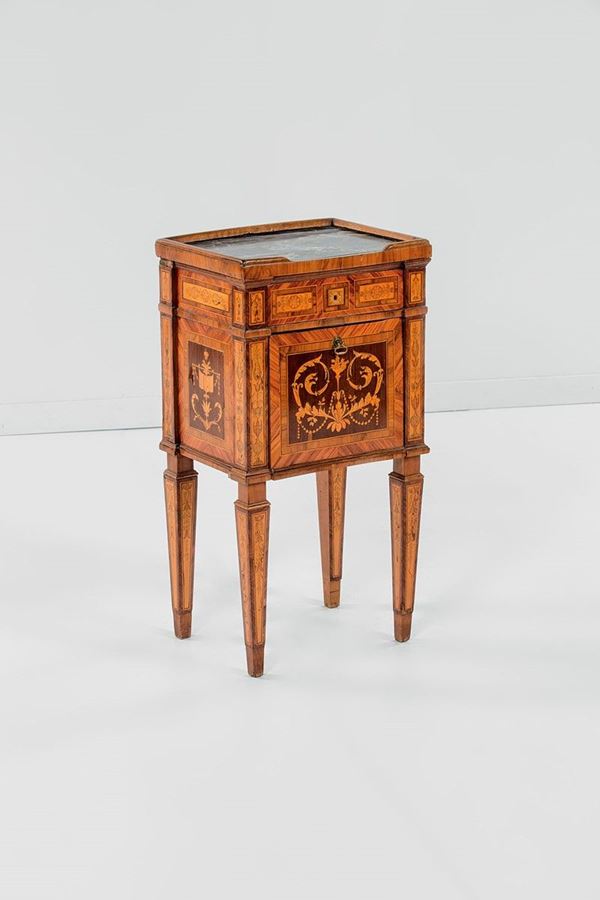 Mobiletto impiallacciato in le  - Asta Antiquariato - Incanto Casa d'Aste e Galleria