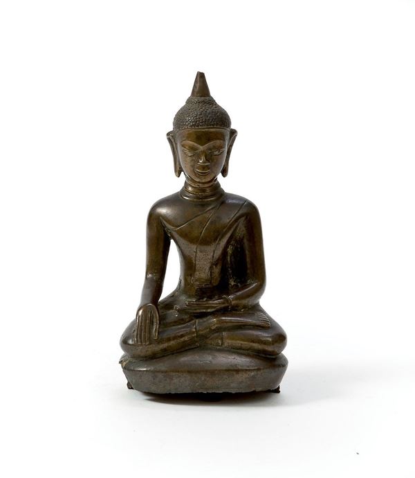 Buddha in bronzo a patina scur