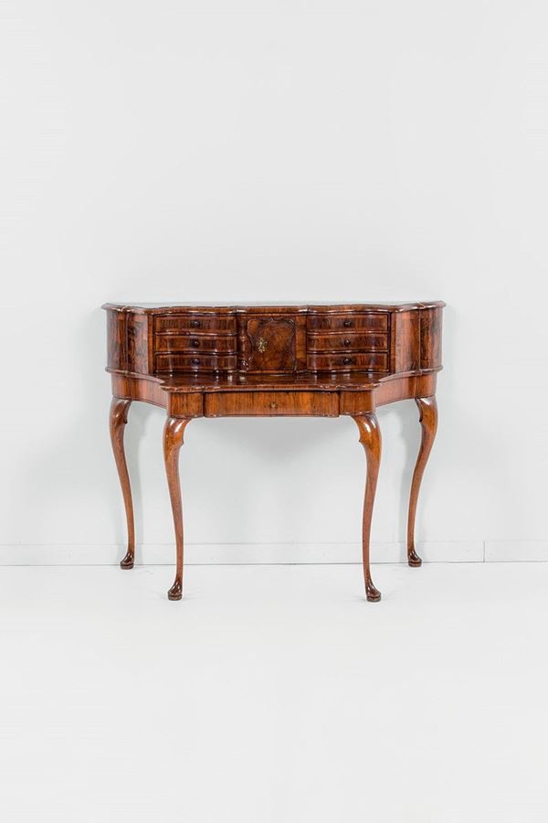 Raro scrittoio di forma mossa   - Auction Antiquariato - Incanto Casa d'Aste e Galleria