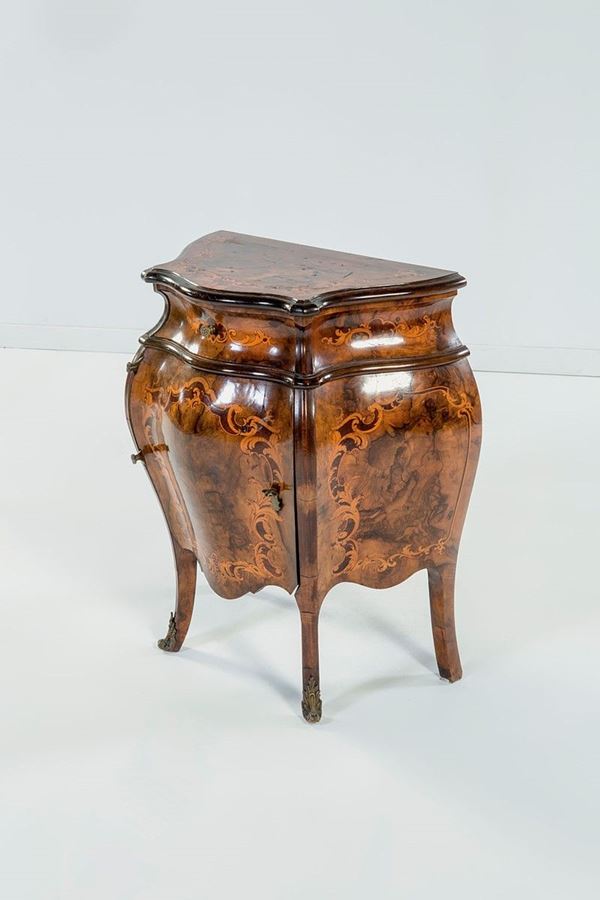 Piccolo cassettone di forma bo  - Auction Antiquariato - Incanto Casa d'Aste e Galleria