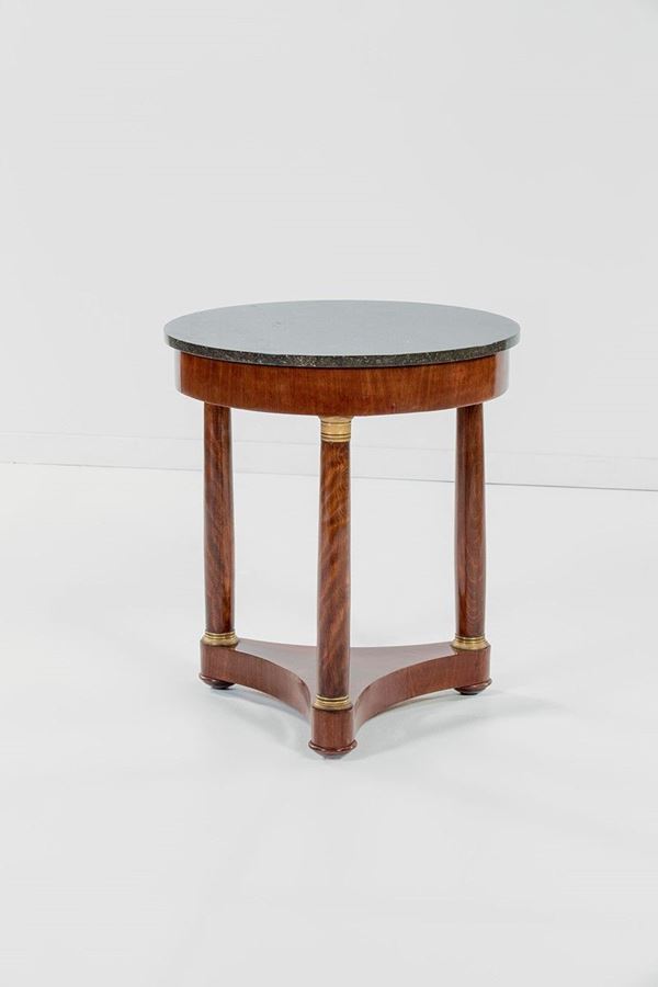 Gu&#233;ridon rotondo in piuma di m  - Auction Antiquariato - Incanto Casa d'Aste e Galleria